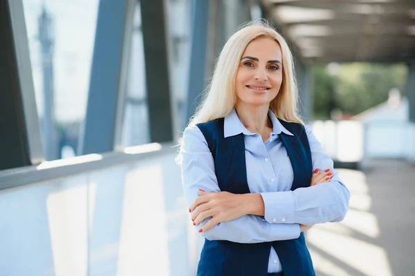 Retrato Uma Mulher Negócios Sorridente — Fotografia de Stock