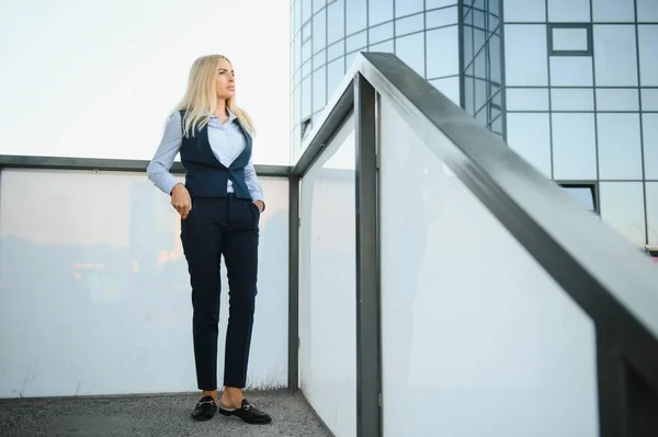 Retrato Cerca Una Mujer Negocios Seria Traje Azul Pie Ciudad —  Fotos de Stock