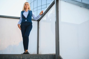Business Women Style. Kadın işe gidiyor. Şık Ofiste Güzel Bir Kadının Portresi