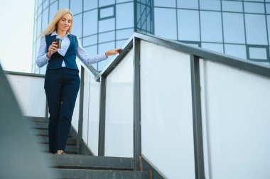 Gülümseyen bir iş kadınının portresi.