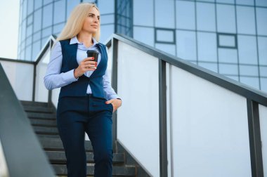 Business Women Style. Kadın işe gidiyor. Şık Ofiste Güzel Bir Kadının Portresi