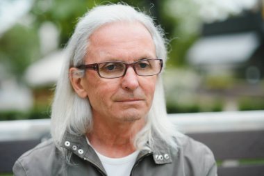 büyük adam parkta iyi zaman var.