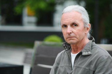 Neşeli kıdemli erkek emekli olumlu duygular ifade.