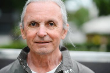 büyük adam parkta iyi zaman var.