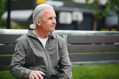 Neşeli kıdemli erkek emekli olumlu duygular ifade.