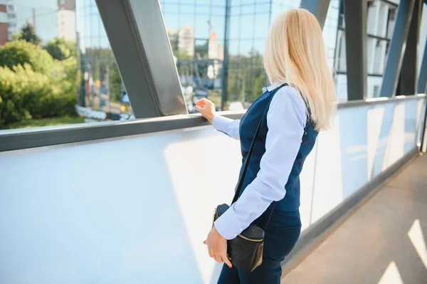 Portret Van Een Zakenvrouw Glimlachend Buiten — Stockfoto