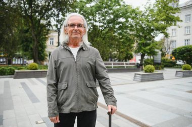 büyük adam parkta iyi zaman var.