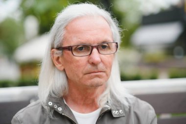 Neşeli kıdemli erkek emekli olumlu duygular ifade.