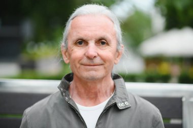 büyük adam parkta iyi zaman var.