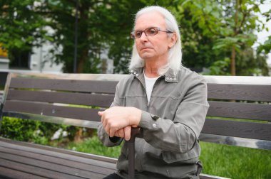 büyük adam parkta iyi zaman var.