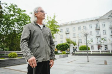 büyük adam parkta iyi zaman var.