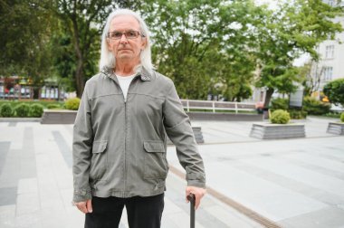 büyük adam parkta iyi zaman var.