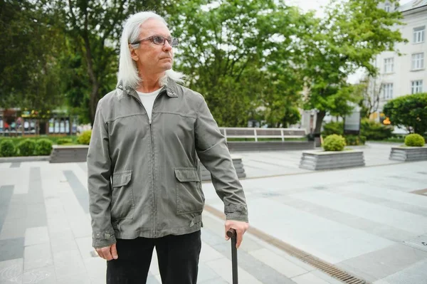 Retrato Homem Sênior Segurando Bengala Enquanto Descansa Parque — Fotografia de Stock