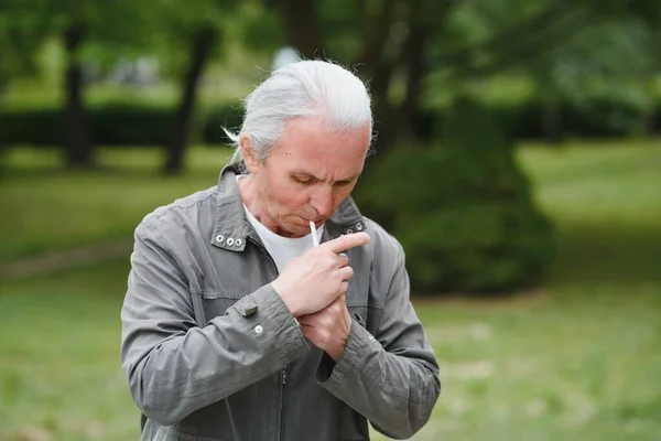 Gammal Äldre Man Som Röker Cigarett Utanför Rökberoende Dålig Vana — Stockfoto