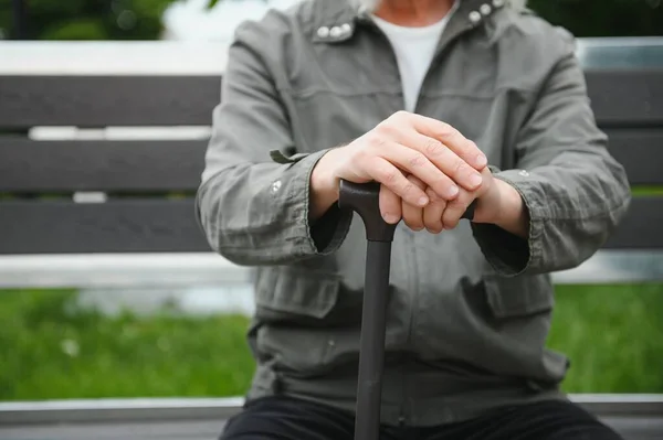 Old Gray Haired Man Rest Bench Summer Park — Stockfoto