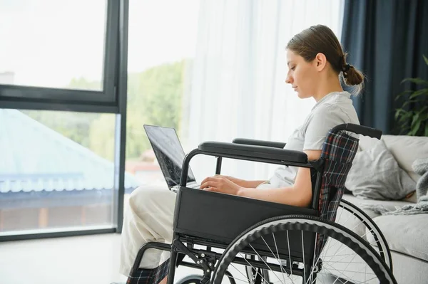 Фрилансер Инвалидной Коляске Помощью Ноутбука Рядом Ноутбуком Бумаги Столе — стоковое фото