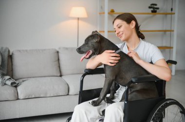 Tekerlekli sandalye servisi köpek vasıl ev ile genç kadın