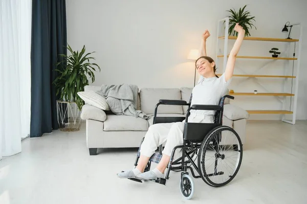 Žena Invalidním Vozíku Pracuje Obývacím Pokoji — Stock fotografie