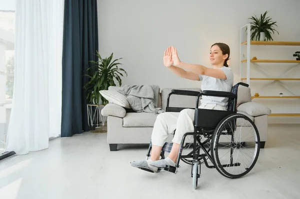 Brunetka Kobieta Pracuje Wózku Inwalidzkim Domu — Zdjęcie stockowe