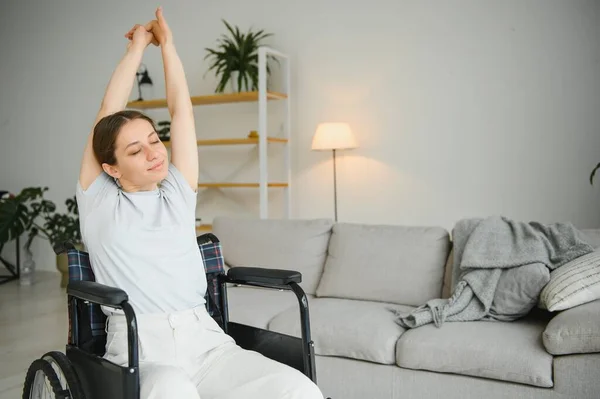 Bruneta Žena Pracuje Invalidním Vozíku Doma — Stock fotografie