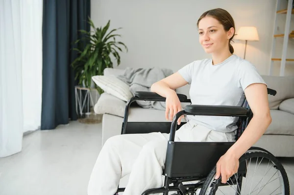 Mulher Jovem Sentada Uma Cadeira Rodas — Fotografia de Stock