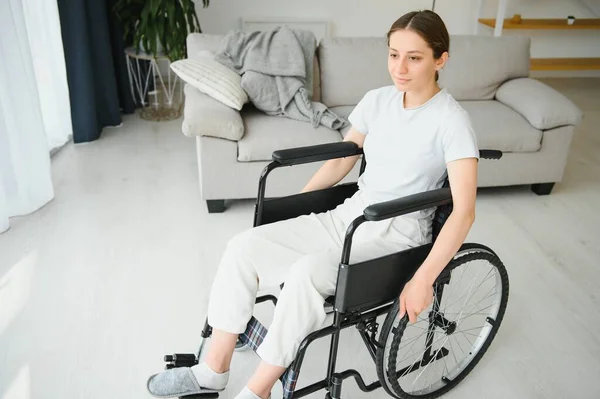 Молодая Женщина Сидит Инвалидном Кресле — стоковое фото