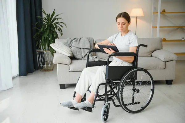 Žena Sedí Invalidním Vozíku Držet Tablet Mluvit Mladou Ženou Lékař — Stock fotografie