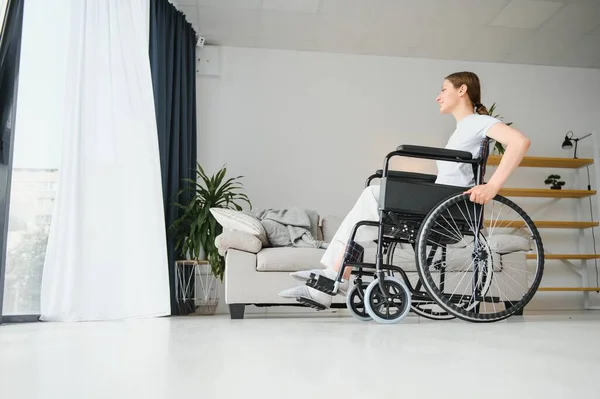 Žena Dívá Pryč Zatímco Sedí Invalidním Vozíku Doma — Stock fotografie