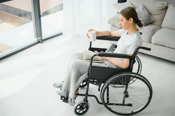 Mladá Žena Invalidním Vozíku Doma Obývacím Pokoji — Stock fotografie