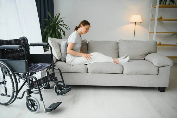 Frau Versucht Sich Rollstuhl Von Couch Setzen — Stockfoto