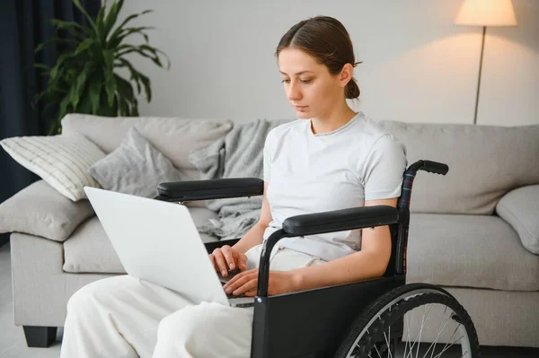 Programador Freelance Feminino Sentado Cadeira Rodas Usando Computadores Enquanto Codifica — Fotografia de Stock