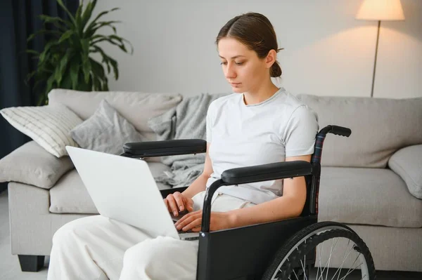 Programmeur Indépendant Féminin Assis Dans Fauteuil Roulant Utilisant Des Ordinateurs — Photo