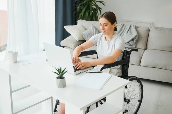 Žena Volné Noze Programátor Sedí Invalidním Vozíku Pomocí Počítačů Při — Stock fotografie