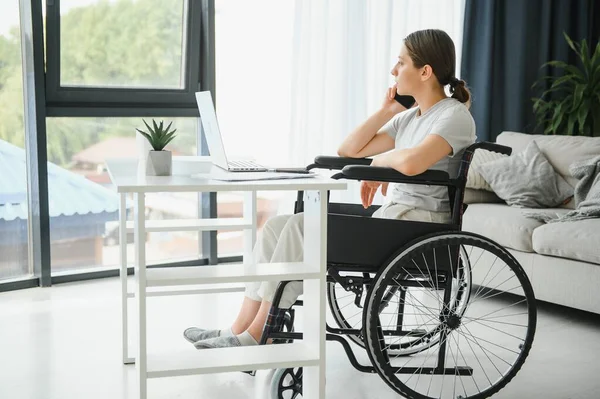 Женщина Внештатный Программист Сидящая Инвалидной Коляске Использующая Компьютеры Время Программирования — стоковое фото