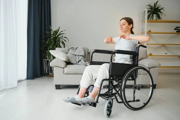 Femme Fauteuil Roulant Travaillant Dans Salon — Photo