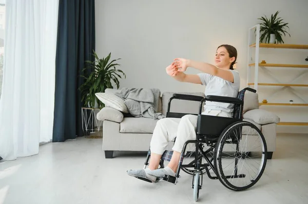 Femme Fauteuil Roulant Travaillant Dans Salon — Photo