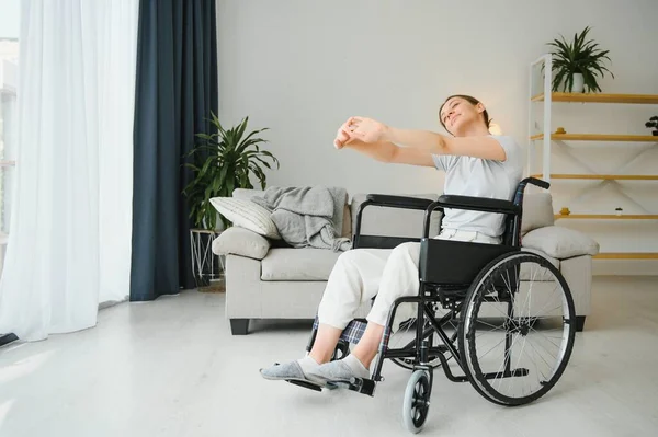 Frau Rollstuhl Trainiert Wohnzimmer — Stockfoto