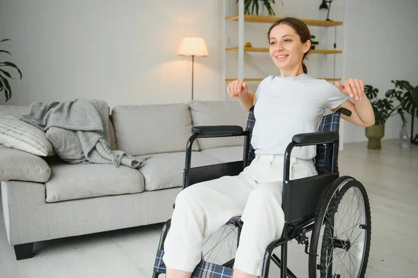 Morena Mulher Trabalhando Cadeira Rodas Casa — Fotografia de Stock