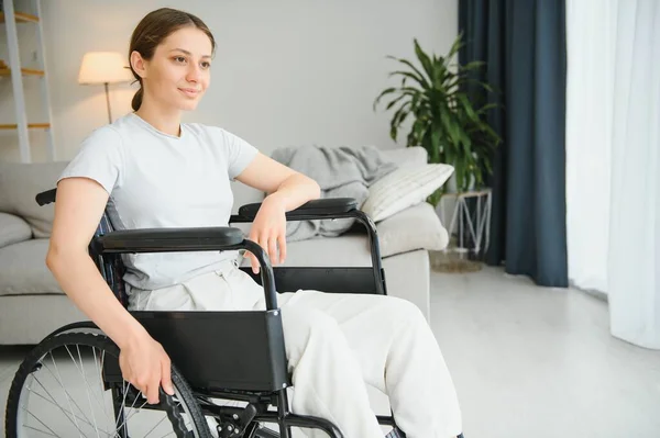 Mladá Žena Invalidním Vozíku Doma Obývacím Pokoji — Stock fotografie