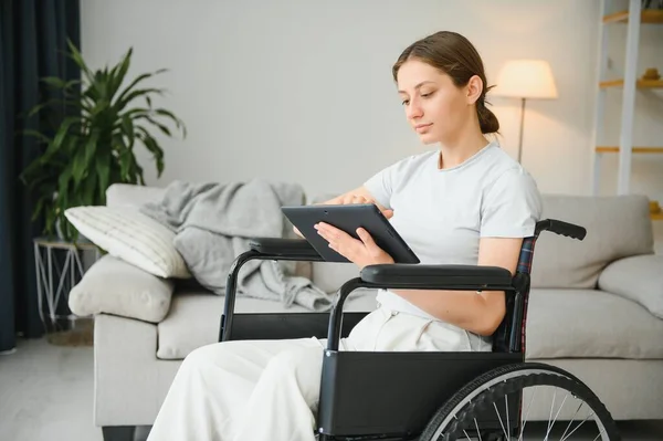 Frau Rollstuhl Hält Tablet Talk Mit Junger Ärztin Mit Drahtloser — Stockfoto