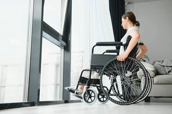 Молодая Женщина Инвалидной Коляске Дома — стоковое фото