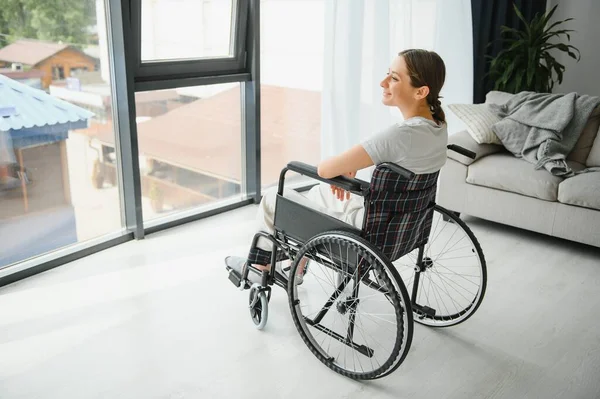 Jovem Mulher Cadeira Rodas Casa — Fotografia de Stock