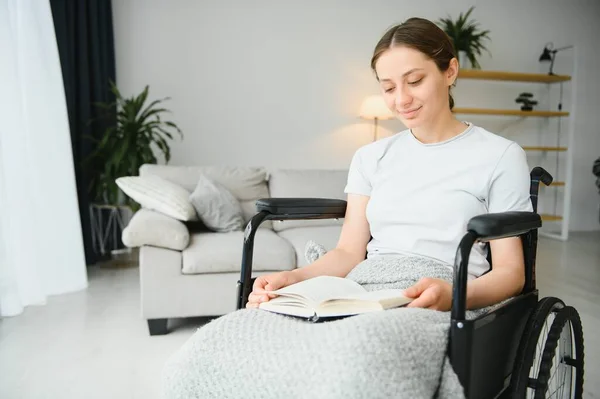 Mulher Cadeira Rodas Livro Leitura Casa — Fotografia de Stock