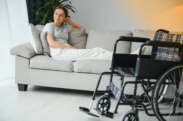 Žena Snaží Posadit Invalidním Vozíku Gauče — Stock fotografie