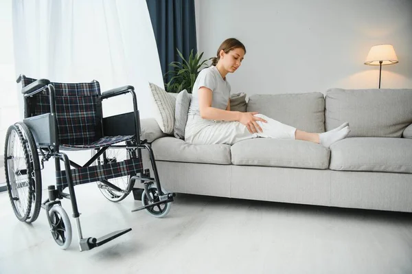 Frau Versucht Sich Rollstuhl Von Couch Setzen — Stockfoto