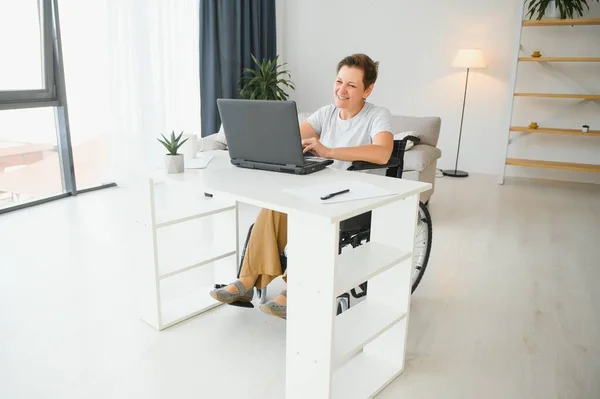 Donna Anziana Positiva Sedia Rotelle Che Lavora Laptop Freelancer Online — Foto Stock