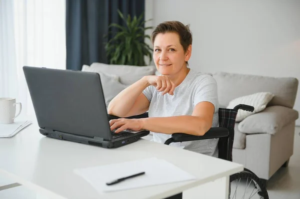 Donna Anziana Positiva Sedia Rotelle Che Lavora Laptop Freelancer Online — Foto Stock