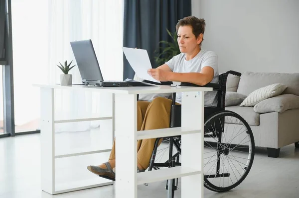 Žena Středního Věku Pomocí Notebooku Sedí Invalidním Vozíku Doma — Stock fotografie
