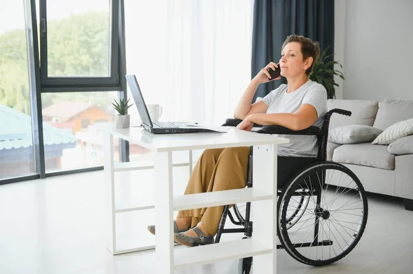 Женщина Которая Использует Инвалидное Кресло Работая Компьютере — стоковое фото