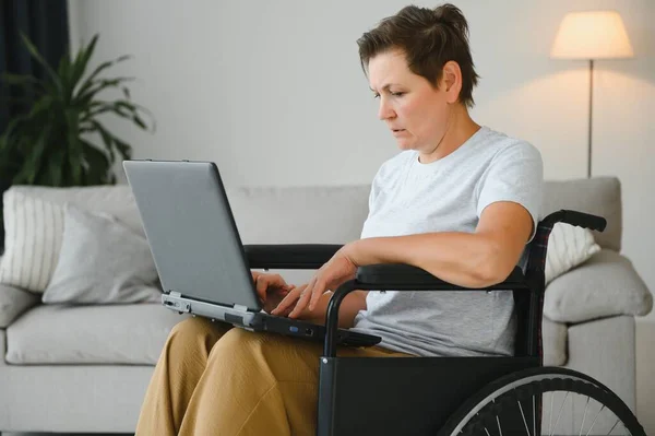 家中坐在轮椅上的中年灰发残疾妇女 — 图库照片